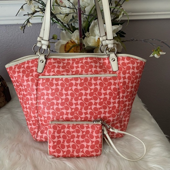 Coach Chelsea Signature Leah Tote Bag - Picture 2 of 11